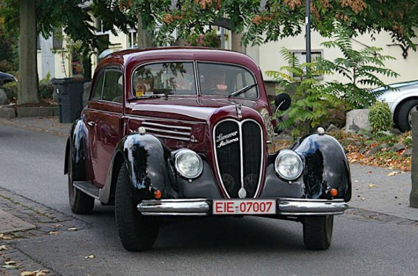 Базиран в сегашния полски град Шчечин, но е включен тук, защото по време е в границите на Германия с името Щетин. Производителят на автомобили е основан през 1899 г. от братята Емил и Бернхард Стоуер, които преди това управляват бизнес за производство на шевни машини. Познато.

Дългият списък от превозни средства, създадени до 1940 година, демонстрира бързо променящата се мода в автомобилната индустрия. О ранните машини с карета без коне до елегантните Arkona (на снимката) и Sedina, произведени в края на серията.